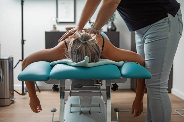 What qualifications are required to become a licensed chiropractor in Dallas?